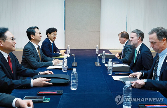 안덕근 산업통상자원부 장관이 지난 16일 제주 서귀포시 제주국제컨벤션센터(ICC)에서 제이미슨 그리어 미국 무역대표부 대표와 면담하고 있다. 연합뉴스